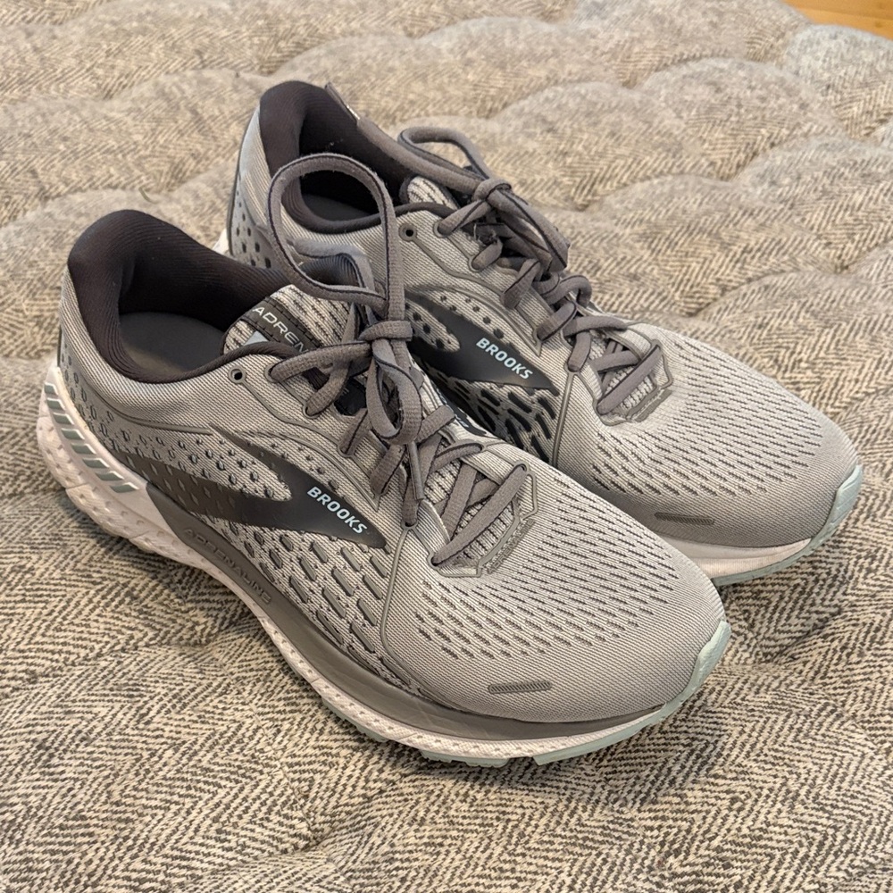 Brooks Adrenaline 21 right size 9W and left shoe size 10W